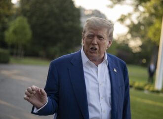 Experții Casei Albe estimează că deficitul va scădea prin programele fiscale aplicate de Trump /Sectorul privat este sceptic