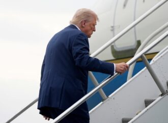 VIDEO. Trump s-a împiedicat pe scările Air Force One VIDEO. Trump s-a împiedicat pe scările Air Force One