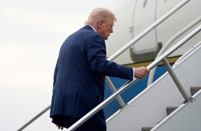 VIDEO. Trump s-a împiedicat pe scările Air Force One VIDEO. Trump s-a împiedicat pe scările Air Force One