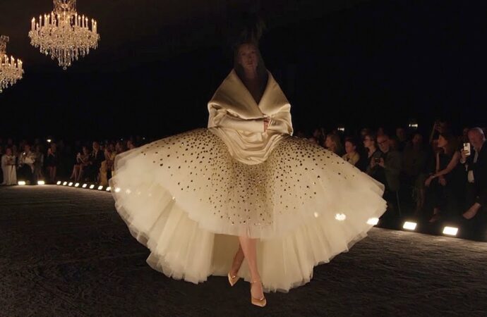 Paris Couture Week debutează cu spectacole futuriste Paris Couture Week debutează cu spectacole futuriste