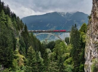Alpii se redeschid pe șine: rute legendare, peisaje uluitoare și ponturi pentru călătoria ta de neuitat prin Europa Alpii se redeschid pe șine: rute legendare, peisaje uluitoare și ponturi pentru călătoria ta de neuitat prin Europa