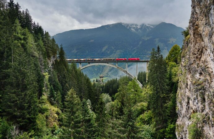 Alpii se redeschid pe șine: rute legendare, peisaje uluitoare și ponturi pentru călătoria ta de neuitat prin Europa Alpii se redeschid pe șine: rute legendare, peisaje uluitoare și ponturi pentru călătoria ta de neuitat prin Europa