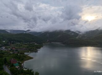 Lacul superb din vestul României ocolit de români. Locul unde s-au născut legende cu OZN-uri, monștri și blesteme Lacul superb din vestul României ocolit de români. Locul unde s-au născut legende cu OZN-uri, monștri și blesteme