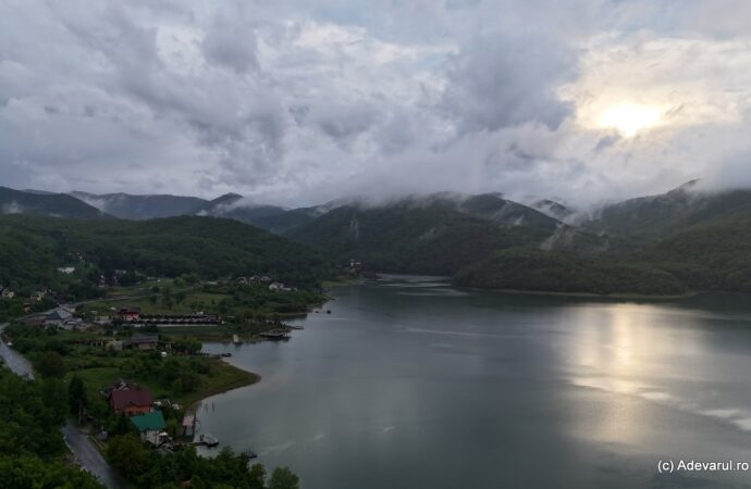 Lacul superb din vestul României ocolit de români. Locul unde s-au născut legende cu OZN-uri, monștri și blesteme Lacul superb din vestul României ocolit de români. Locul unde s-au născut legende cu OZN-uri, monștri și blesteme