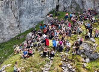 De la Coreea de Nord la Piatra Craiului. Cum au creat doi vloggeri români, fără să vrea, cel mai mare eveniment de hiking comunitar De la Coreea de Nord la Piatra Craiului. Cum au creat doi vloggeri români, fără să vrea, cel mai mare eveniment de hiking comunitar