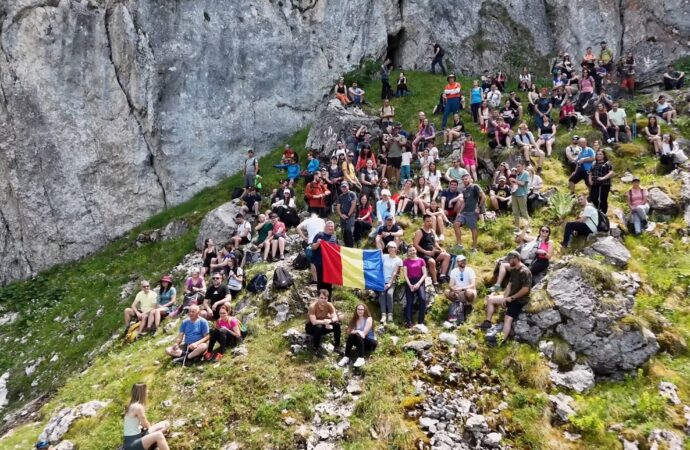 De la Coreea de Nord la Piatra Craiului. Cum au creat doi vloggeri români, fără să vrea, cel mai mare eveniment de hiking comunitar