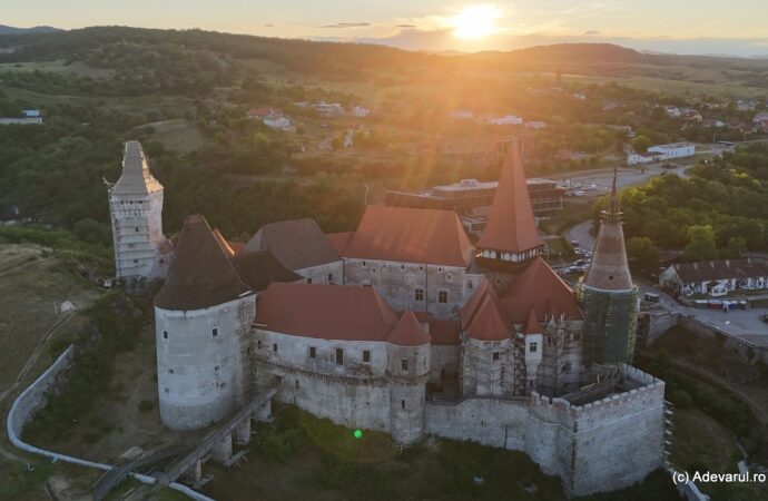 Turiștii străini, cuceriți de „Disneylandul” medieval din România: „Peste 20 de ani, castelul va fi spectaculos” Turiștii străini, cuceriți de „Disneylandul” medieval din România: „Peste 20 de ani, castelul va fi spectaculos”