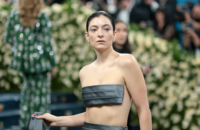Lorde și-a șocat fanii pozând nud pe coperta noului ei album