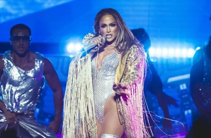 Jennifer Lopez cântă duminică în Piața Constituției