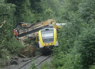 Trei morți și mai mulți răniți în urma deraierii unui tren