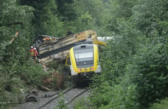 Trei morți și mai mulți răniți în urma deraierii unui tren