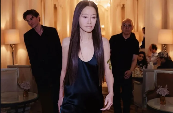 Vera Wang a strălucit la 76 de ani în inima Parisului