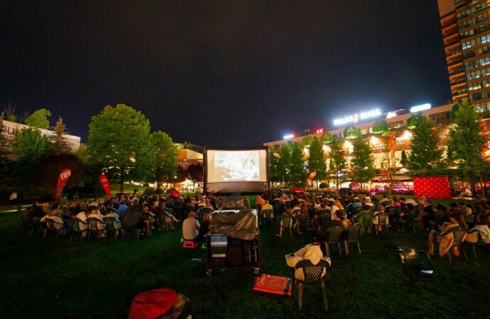 Vara 2025 aduce cinema în aer liber în România și Europa