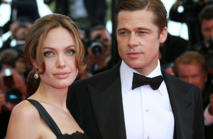Brad Pitt cere acces la mesajele private ale Angelinei Jolie Brad Pitt cere acces la mesajele private ale Angelinei Jolie
