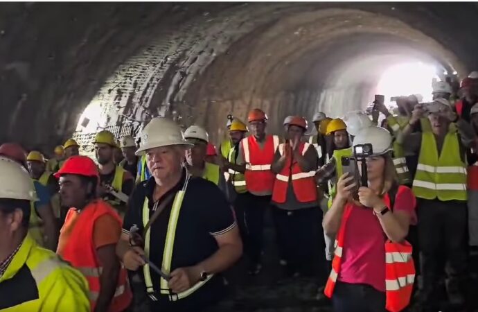 Pas URIAȘ pentru conectarea României la rețeaua europeană de autostrăzi. Anunț ministrul Transporurilor / Valoarea contractului, 1,82 miliarde de lei Pas URIAȘ pentru conectarea României la rețeaua europeană de autostrăzi. Anunț ministrul Transporurilor / Valoarea contractului, 1,82 miliarde de lei