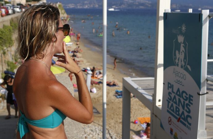 De la 1 iulie, adio fumat pe plajă. Noi reguli anti-tutun radicale într-una din destinațiile turistice de top ale Europei De la 1 iulie, adio fumat pe plajă. Noi reguli anti-tutun radicale într-una din destinațiile turistice de top ale Europei