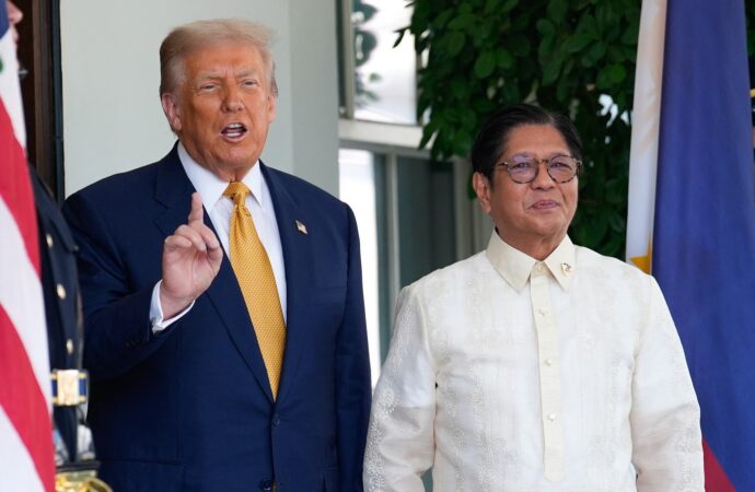 Donald Trump a anunțat că a ajuns la un acord comercial cu președintele Filipinelor Donald Trump a anunțat că a ajuns la un acord comercial cu președintele Filipinelor