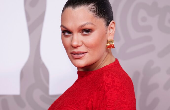 Jessie J și-a anulat toate concertele din cauza cancerului Jessie J și-a anulat toate concertele din cauza cancerului