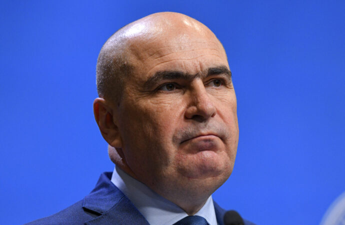 România se află în pragul unui colaps economic prin „măsurile de austeritate extrem de nepopulare” România se află în pragul unui colaps economic prin „măsurile de austeritate extrem de nepopulare”