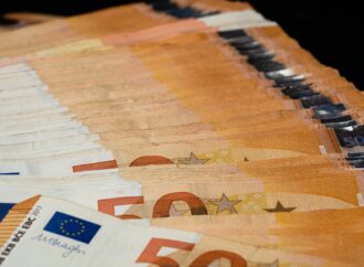 Românii cu depozite bancare de peste 100 de mii de euro vor fi impozitați cu 16% Românii cu depozite bancare de peste 100 de mii de euro vor fi impozitați cu 16%