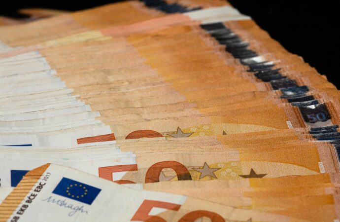 Românii cu depozite bancare de peste 100 de mii de euro vor fi impozitați cu 16% Românii cu depozite bancare de peste 100 de mii de euro vor fi impozitați cu 16%