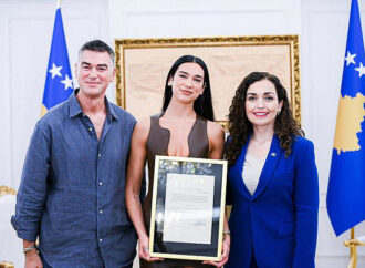 Cântăreața Dua Lipa devine cetățean oficial al Kosovo Cântăreața Dua Lipa devine cetățean oficial al Kosovo