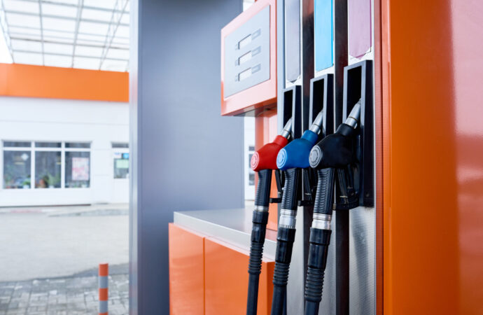 Românii preferă să treacă granița pentru combustibil mai ieftin. Diferență de peste 50 de lei la plinul de benzină sau motorină Românii preferă să treacă granița pentru combustibil mai ieftin. Diferență de peste 50 de lei la plinul de benzină sau motorină