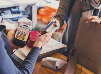 Cardurile de credit, o opțiune tot mai atractivă pentru români. Topul băncilor care oferă cele mai bune condiții