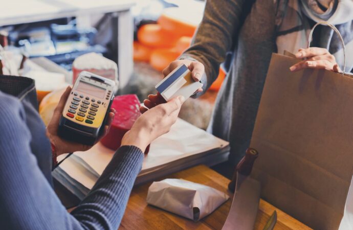 Cardurile de credit, o opțiune tot mai atractivă pentru români. Topul băncilor care oferă cele mai bune condiții
