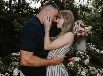 Taylor Swift și Travis Kelce s-au logodit