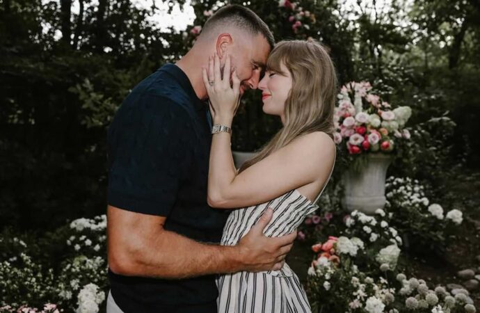 Taylor Swift și Travis Kelce s-au logodit
