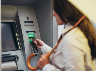 De ce nu este bine să arunci la gunoi CHITANȚA de la bancomat și la ce riscuri te supui? Nu o mai face niciodată