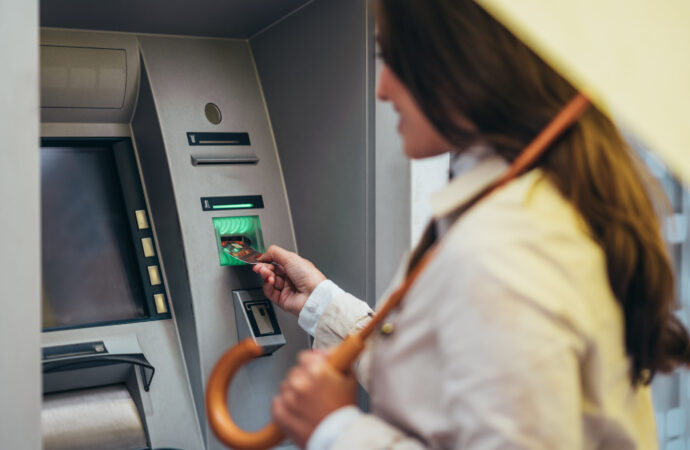 De ce nu este bine să arunci la gunoi CHITANȚA de la bancomat și la ce riscuri te supui? Nu o mai face niciodată