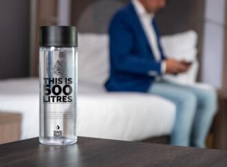 Trucul de la hotel pe care nimeni nu ți-l spune: cum să obții apă gratuită în fiecare sejur Trucul de la hotel pe care nimeni nu ți-l spune: cum să obții apă gratuită în fiecare sejur