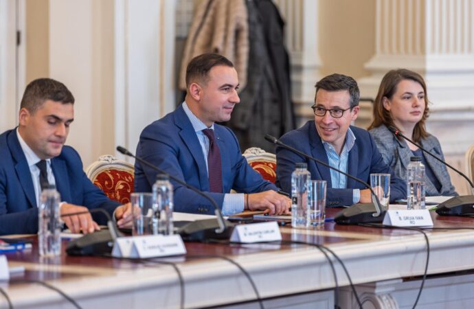 Avem fonduri europene de 10 miliarde de euro, dar plătim facturi mari. Planul ANUNȚAT de ministrul Energiei Avem fonduri europene de 10 miliarde de euro, dar plătim facturi mari. Planul ANUNȚAT de ministrul Energiei