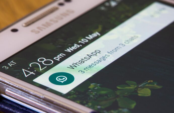 WhatsApp implementează o nouă regulă anti-spam. Ce se întâmplă cu mesajele trimise către persoane necunoscute