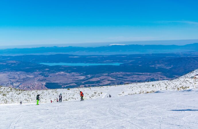Cele mai accesibile destinații pentru o vacanță la schi în Europa. Stațiunea aflată la 400 de km de București Cele mai accesibile destinații pentru o vacanță la schi în Europa. Stațiunea aflată la 400 de km de București