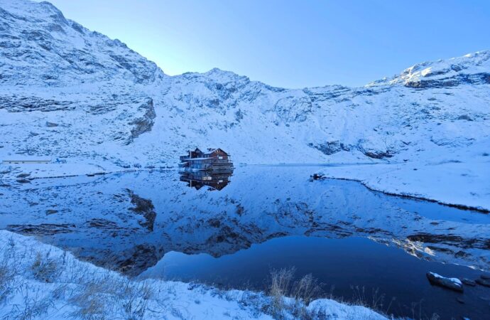 Călătorie de iarnă în ținutul lacurilor glaciare. Lacul Bâlea, „perla” munților Făgăraș, accesibilă cu telecabina Călătorie de iarnă în ținutul lacurilor glaciare. Lacul Bâlea, „perla” munților Făgăraș, accesibilă cu telecabina