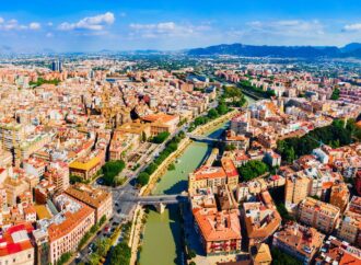 Orașul european puțin cunoscut turiștilor: soare, gastronomie și prețuri mici în sezonul rece. Este supranumit „grădina Europei” Orașul european puțin cunoscut turiștilor: soare, gastronomie și prețuri mici în sezonul rece. Este supranumit „grădina Europei”