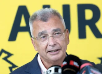 Economistul AUR acuză Guvernul Bolojan că vrea să le ia românilor 85% din pensia câștigată corect Economistul AUR acuză Guvernul Bolojan că vrea să le ia românilor 85% din pensia câștigată corect