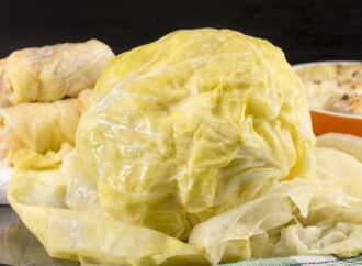 Rețeta ungurească pentru varză a la Cluj, publicată în 1695. Un amestec stratificat, savuros, născut dintr-o tradiție culinară Rețeta ungurească pentru varză a la Cluj, publicată în 1695. Un amestec stratificat, savuros, născut dintr-o tradiție culinară
