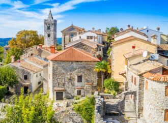 Cel mai mic oraș din Europa, o bijuterie medievală aflată aproape de România: e înconjurat de ziduri Cel mai mic oraș din Europa, o bijuterie medievală aflată aproape de România: e înconjurat de ziduri