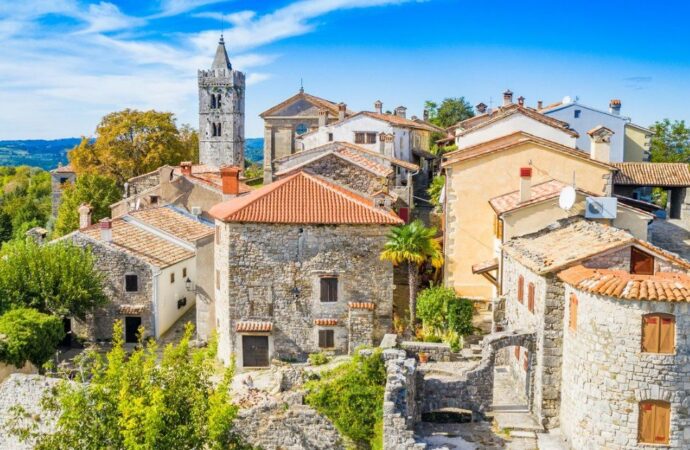 Cel mai mic oraș din Europa, o bijuterie medievală aflată aproape de România: e înconjurat de ziduri Cel mai mic oraș din Europa, o bijuterie medievală aflată aproape de România: e înconjurat de ziduri