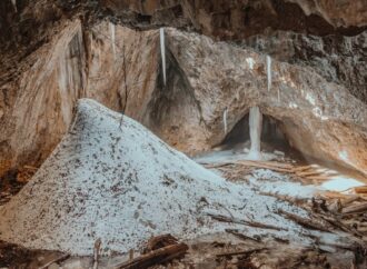 Destinații de călătorie iarna în Munții Apuseni. Ținutul ghețarilor de peșteră și al monumentelor rare ale naturii Destinații de călătorie iarna în Munții Apuseni. Ținutul ghețarilor de peșteră și al monumentelor rare ale naturii