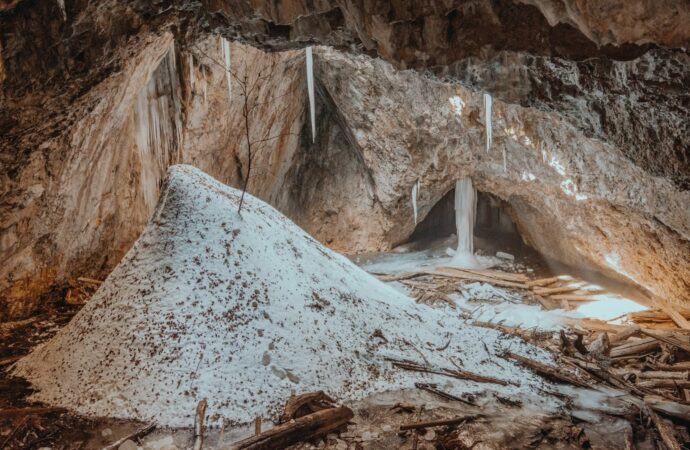 Destinații de călătorie iarna în Munții Apuseni. Ținutul ghețarilor de peșteră și al monumentelor rare ale naturii Destinații de călătorie iarna în Munții Apuseni. Ținutul ghețarilor de peșteră și al monumentelor rare ale naturii