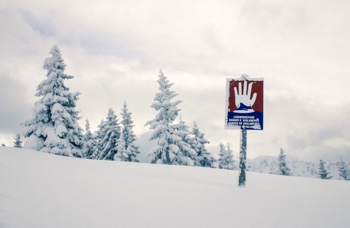Semnele care indică riscul de avalanșă în munți. Le ce trebuie să fie atenți turiștii care pășesc pe zăpadă Semnele care indică riscul de avalanșă în munți. Le ce trebuie să fie atenți turiștii care pășesc pe zăpadă
