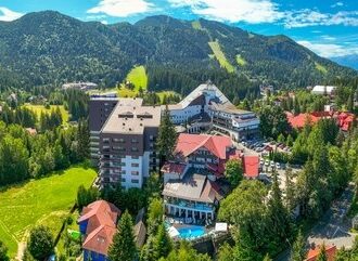 Cu cât se vinde cea mai scumpă vilă din România, aflată lângă Castelul Bran: are cinema privat, SPA, jacuzzi pentru 20 de persoane și un iaz cu pești