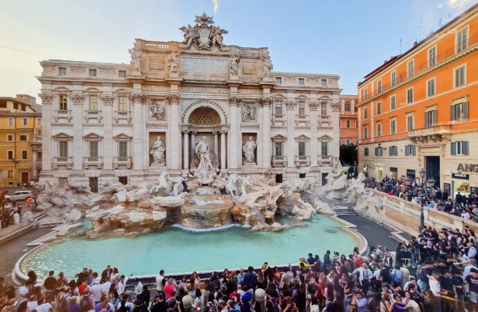 Turiștii care vor să se apropie de Fontana di Trevi din Roma vor fi nevoiți să plătească o taxă Turiștii care vor să se apropie de Fontana di Trevi din Roma vor fi nevoiți să plătească o taxă