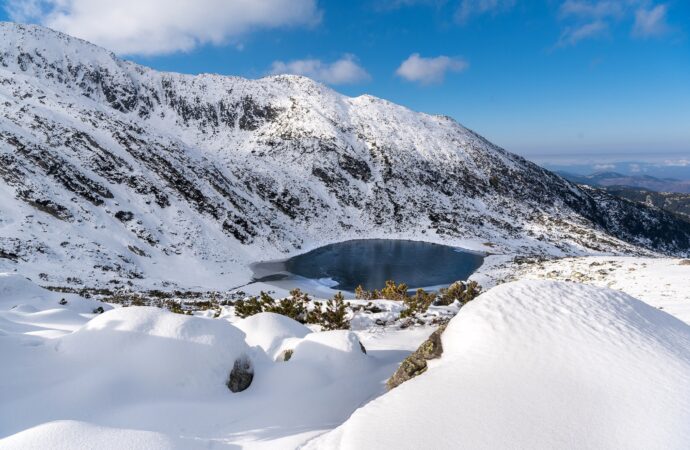 Galeș, lacul glaciar din Retezat, de văzut iarna: „Sub gheață, lacul părea viu, respirând adânc, cu vibrații joase” Galeș, lacul glaciar din Retezat, de văzut iarna: „Sub gheață, lacul părea viu, respirând adânc, cu vibrații joase”