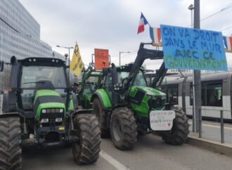 Fermierii francezi protestează la Strasbourg. Au adus zeci de utilaje agricole în fața Parlamentului European. Care sunt mesajele și nemulțumirile Fermierii francezi protestează la Strasbourg. Au adus zeci de utilaje agricole în fața Parlamentului European. Care sunt mesajele și nemulțumirile
